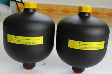 活塞式蓄能器操作時應該需要注意幾點事項?